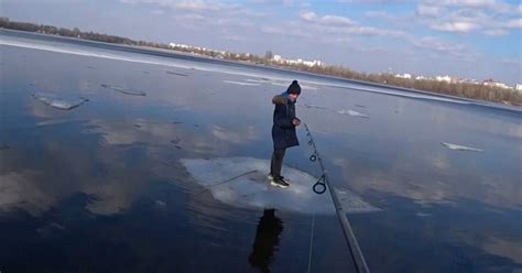 Žvejys ant ledo