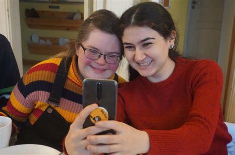 Asmeninis asistentas padeda neįgaliajam