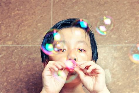 Autizmo sindromą turintis vaikas atsiduria tarsi akvariume