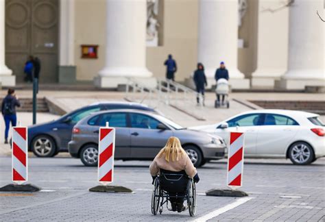 Automobilio statymas neįgaliųjų vietose
