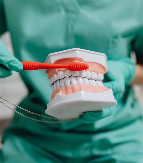 Dantų priežiūra senyvo amžiaus žmonėms