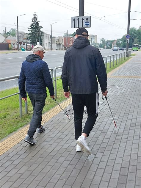 Du vyrai su baltosiomis lazdelėmis