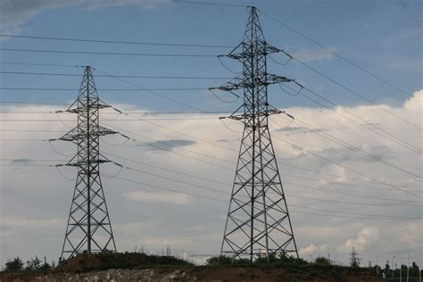 Elektros stulpai laukuose