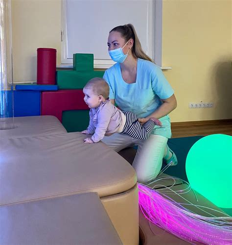 Kineziterapeutas dirba su vaiku