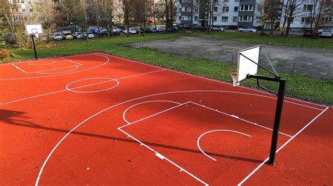 Krepšinio aikštelė saulėlydžio metu