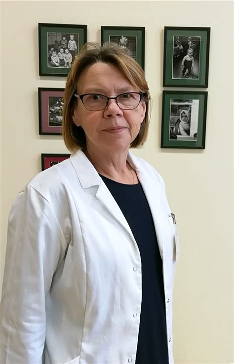 Ligoninės vadovė doc. dr. Audronė Prasauskienė su pasodintais ąžuolais