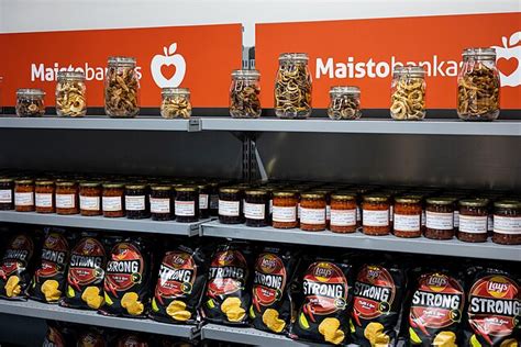 Maisto banko savanoriai rūšiuoja maistą