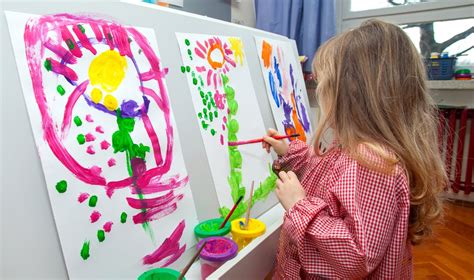 Mergaitė piešia ant folijos