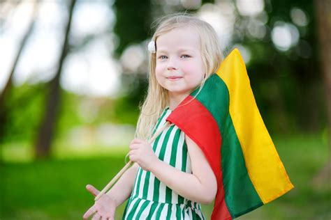 Mergaite zaidzia su kaladelemis