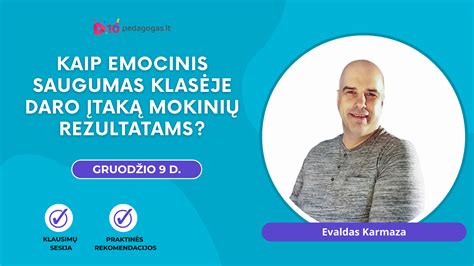 Mokiniai klasėje kelia rankas