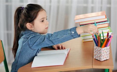 Mokinys ruošia namų darbus