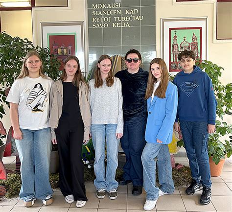 Moksleiviai bendrauja su senjorais