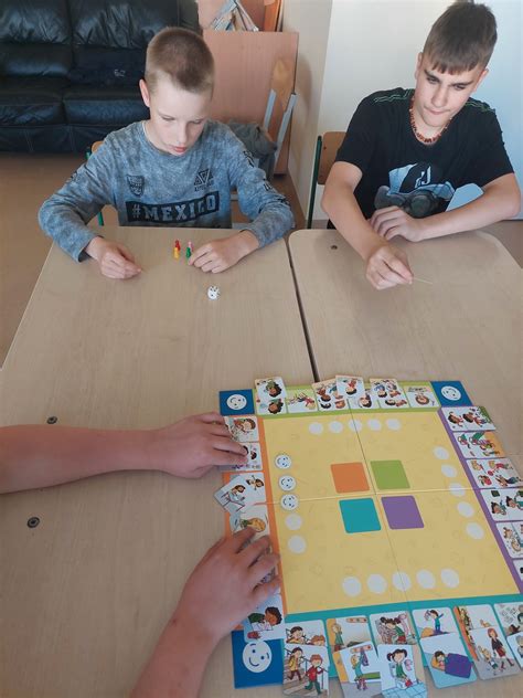 Mokytoja su mokiniais