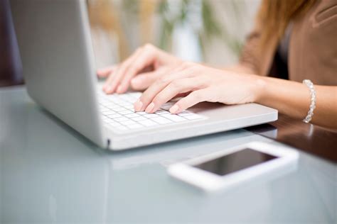 Moteris dirba kompiuteriu