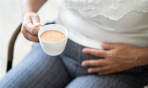 Moteris geriant kava