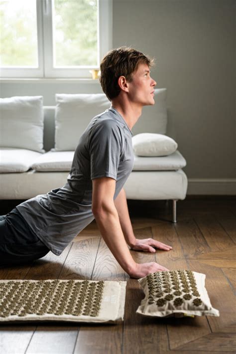 Moteris guli ant akupresūrinio kilimėlio