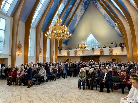Moteris meldžiasi bažnyčioje