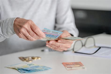 Moteris skaičiuoja pinigus