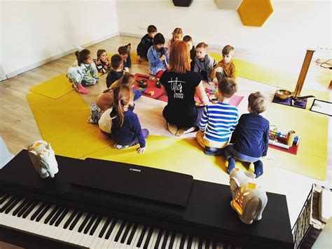 Muzikos mokytojas su vaikais