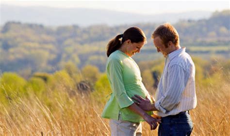 Nėščia moteris su partneriu