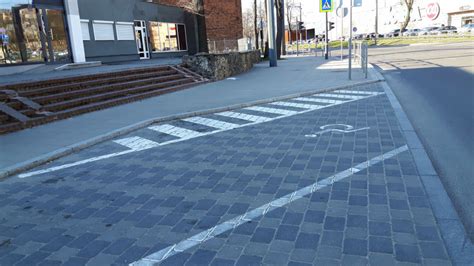 Neįgaliesiems pritaikytos vietos