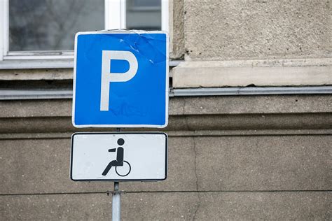 Neįgaliesiems skirta stovėjimo vieta