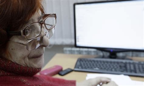 Neįgalus žmogus dirba kompiuteriu