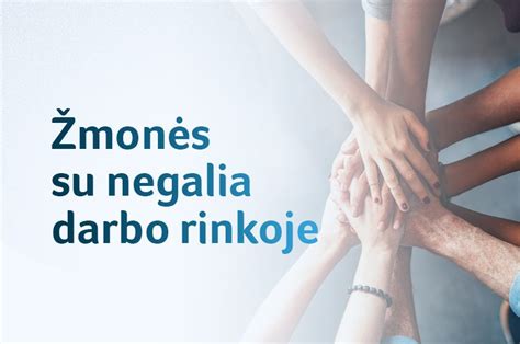 Neįgalus žmogus dirba ofise