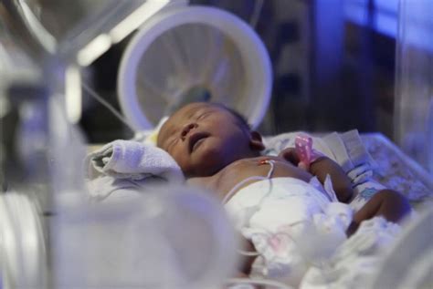 Neišnešiotas naujagimis inkubatoriuje