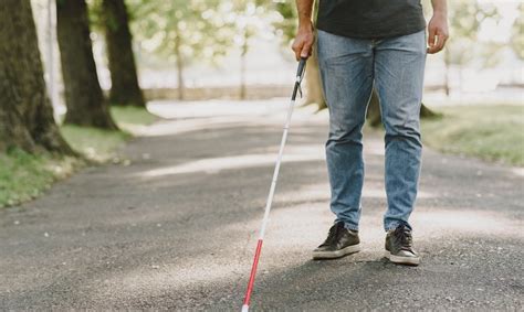 Neregys žmogus pereina gatvę