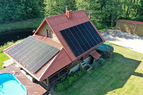 Saulės baterijos ant namo stogo