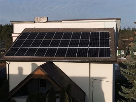 Saulės elektrinė ant namo stogo