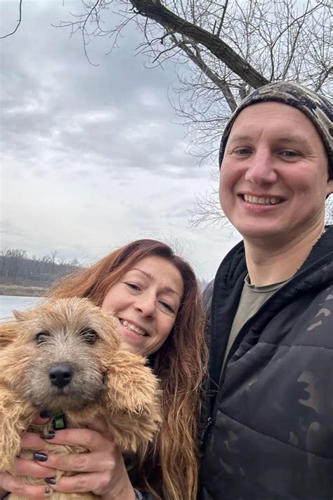 Savanorė vedžioja šunį