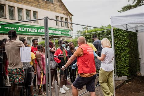 Savanoriai padeda neįgaliesiems