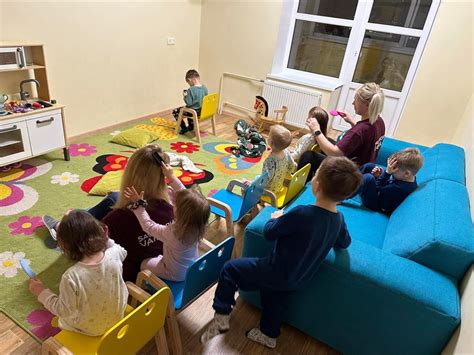 Savanoriai su vaikais Caritas centre