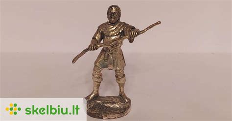 Senas žmogus su lazda