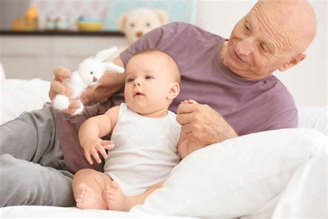 Seneliai prižiūri anūkus