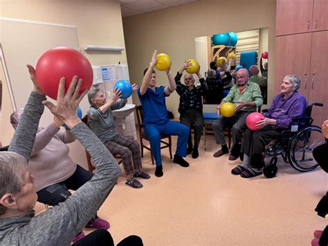 Senjorai globos namuose