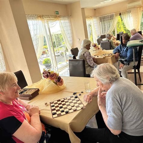 Senjoras globos namuose