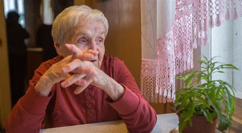 Senyvo amžiaus moteris slaugos namuose