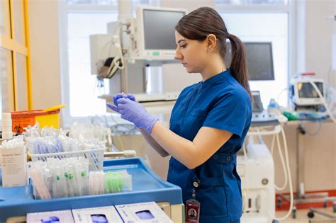 Slaugytoja dirba su medicinine įranga