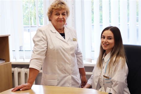 Slaugytoja konsultuoja pacientą