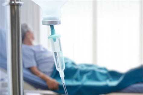 Slaugytoja prižiūri pacientą po operacijos