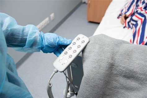 Slaugytojo padėjėjas padeda pacientui