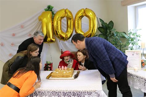 Socialinės globos namų gyventoja užsiima rankdarbiais