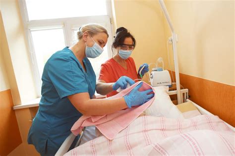 Socialinis darbuotojas bendrauja su gyventojais