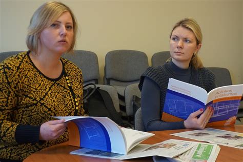 Socialinis darbuotojas padeda žmogui