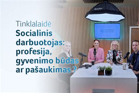 Socialinis darbuotojas padeda moteriai