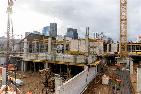 Statybos aikštelė su darbuotojais