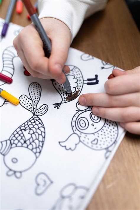 Vaikų kūryba ant kartoninio namelio